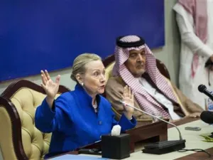 كلينتون والفيصل خلال المؤتمر الصحفي