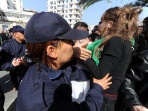 الشرطة تتصدى لمتظاهرين في العاصمة الجزائرية