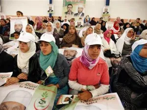 أنصار جبهة العدالة والتنمية في مؤتمر انتخابي بالجزائر
