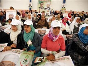 أنصار جبهة العدالة والتنمية في مؤتمر انتخابي بالجزائر
