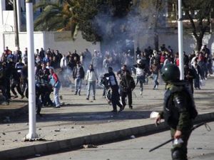 شرطي يقف خلال اشتباكات مع متظاهرين على مشارف الجزائر العاصمة
