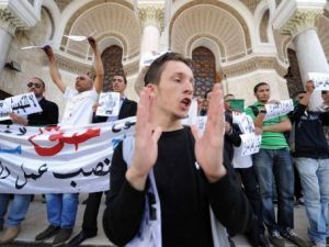 موظفون بعقود مؤقتة يهددون بمقاطعة الانتخابات الجزائرية 