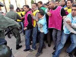 رجال الشرطة يحملون عصي ويحاولون تفريق تظاهرات معادية للحكومة امام البرلمان
