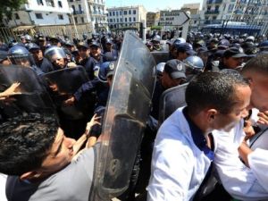 المتظاهرون يشتبكون مع قوات الامن في العاصمة الجزائرية