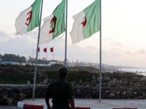 جندي جزائري تحت العلم الجزائري