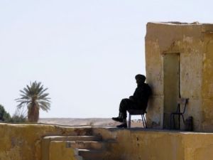 جندي من جبهة بوليساريو يحرس القصر الرئاسي قرب مخيم تندوف بالجزائر حيث خطف الاوروبيون الثلاثة
