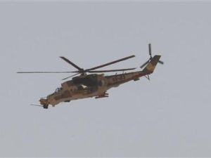 ارشيف/ مروحية للجيش الجزائري تحلق فوق حقل الغاز الذي شهد عملية احتجاز الرهائن