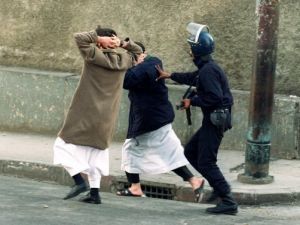 عنصر من الامن الجزائري يعتقل اسلاميين متشددين
