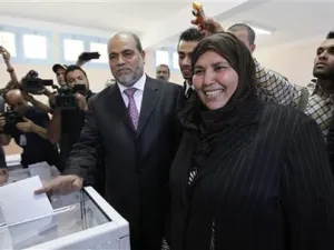 أبو جرة سلطاني يدلي بصوته في الانتخابات البرلمانية الجزائرية وبجواره زوجته
