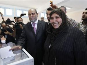 أبو جرة سلطاني يدلي بصوته في الانتخابات البرلمانية الجزائرية وبجواره زوجته
