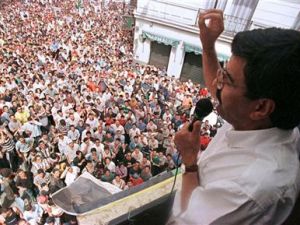 سعيد سعدي زعيم المعارضة الرئيسي في الجزائر يتحدث أمام متظاهرين
