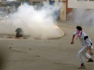 شاب يواجه الشرطة خلال جنازة شاب اخر قتل برصاص الشرطة في مواجهات بمدينة بوسماعيل جنوب العاصمة