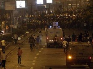 مدرعات شرطة مكافحة الشغب تطلق رصاص مطاطي وقنابل غاز مسيل على افراد من الاخوان المسلمين وانصار الرئيس المعزول محمد مرسي خلال اشتباكات مع انصار مرسي في ميدان رمسيس بالقاهرة