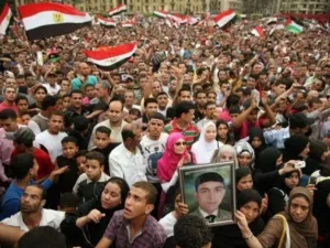ارشيف/متظاهرون في ميدان التحرير