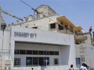 مبنى السفارة الأمريكية في دمشق بعد الاعتداء عليه يوم الاثنين