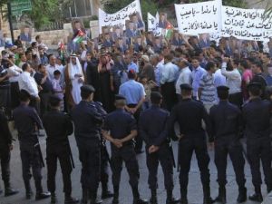 الشرطة الاردنية تطوق تظاهرة مناهضة لوكالة فرانس برس امام السفارة الفرنسية في عمان 
