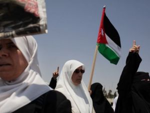 مشاركات في تظاهرة تطالب الحكومة الاردنية بالاصلاحات في عمان
