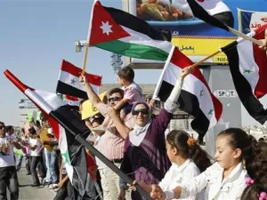 سوريون مقيمون في الاردن يرفعون اعلاما سورية واردنية ويرددون هتافات مؤيدة للرئيس السوري بشار الاسد أمام السفارة السورية في عمان 
