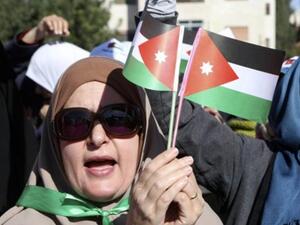 امراة ترفع العلم الاردني خلال التظاهرة