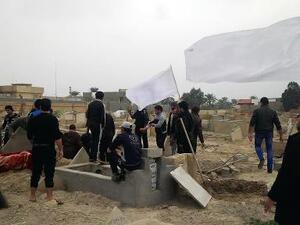 رجال يجتمعون في جنازة شخص قتل في مواجهات مع القوات العراقية في محافظة الانبار غرب بغداد في 31 كانون الاول/ديسمبر 2013
