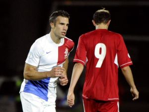 فان بيرسي يحتفل بعد تسجيل هدفٍ في مرمى آندورا