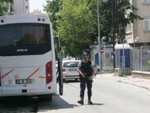شرطي تركي امام السفارة السورية في انقرة
