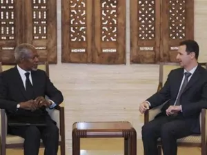 الرئيس السوري بشار الاسد خلال لقائه مع مبعوث الامم المتحدة والجامعة العربية كوفي عنان في دمشق يوم السبت 
