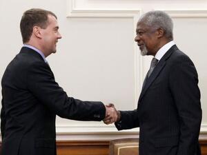 انان (يمين) مصافحا مدفيديف