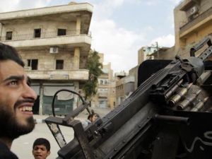 احد المقاتلين الاسلاميين خلف مدفع مضاد للطائرات في مدينة حلب
