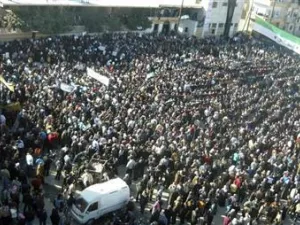 محتجون مناهضون للرئيس الاسد يتظاهرون في ادلب 