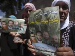 حذر فلسطينيون من قيام السلطات الاسرائيلية بتقسيم الحرم القدسي