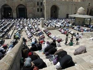 حوالى 350 الف مسلم ادوا الصلاة في باحة الاقصى ومحيط المسجد 