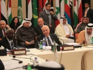 الامين العام للجامعة العربية نبيل العربي ورئي الوزراء القطري الشيخ حمد ال ثاني ورئيس بعثة المراقبين محمد الدابي