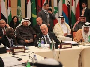 الامين العام للجامعة العربية نبيل العربي ورئي الوزراء القطري الشيخ حمد ال ثاني ورئيس بعثة المراقبين محمد الدابي