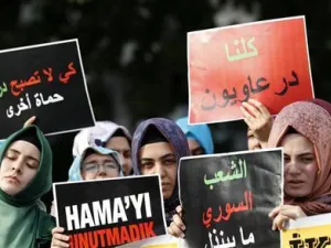 متظاهرون يرددون هتافات مناهضة للرئيس السوري حافظ الاسد امام السفارة السورية في انقرة 
