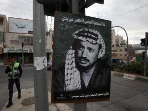 لافتة عليها صورة الزعيم الراحل ياسر عرفات في رام الله
