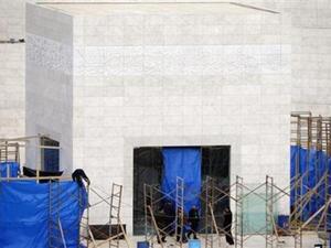 عمال فلسطينيون يزيلون ستائر بلاستيكية وضعت امام ضريح عرفات بعد اخذ عينات من رفاته لتحليلها لتحديد سبب الوفاة
