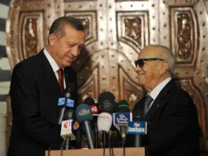رئيس الوزراء التونسي الباجي قائد السبسي (يمين) ونظيره التركي رجب طيب اردوغان في تونس 