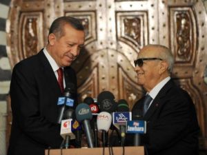 رئيس الوزراء التونسي الباجي قائد السبسي (يمين) ونظيره التركي رجب طيب اردوغان في تونس 