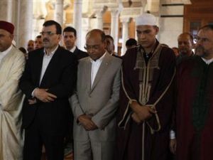 الرئيس التونسي منصف المرزوقي ورئيس الوزراء علي العريض يؤدون صلاة العيد
