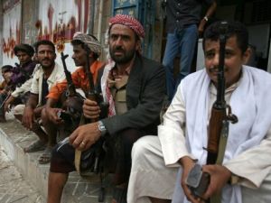 قبليون يمنيون مسلحون في تعز 
