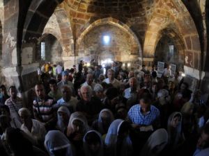 ارمن يصلون داخل كنيسة الصليب المقدس في اكدمار