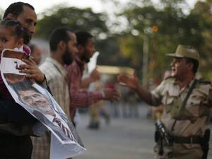 ضابط في الجيش المصري امام عدد من مؤيدي مرسي في القاهرة