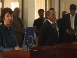 كاثرين اشتون مسؤولة السياسة الخارجية في الاتحاد الاوروبي خلال مؤتمر صحفي مع رئيس المجلس الوطني الانتقالي المعارض مصطفى عبد الجليل في بنغازي
