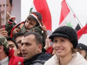 السيدة السورية الاولى اسماء الاسد تستمع الى كلمة زوجها الرئيس السوري بشار الاسد في دمشق الاربعاء
