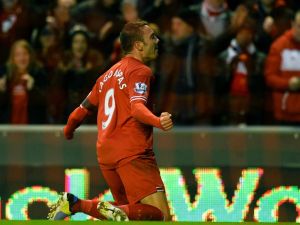 آسباس يحتفل بهدفه