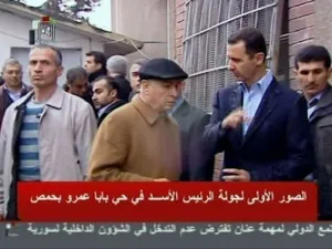 الاسد خلال زيارته لبابا عمرو