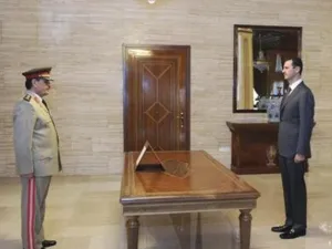 وزير الدفاع السوري الجديد فهد جاسم الفريج يؤدي اليمين امام الرئيس السوري بشار الأسد
