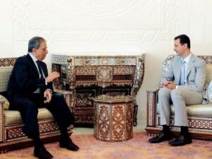 الرئيس السوري بشار الاسد مستقبلا الامين العام لجامعة الدول العربية عمرو موسى في قصر الشعب في دمشق
