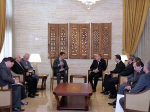 الرئيس السوري بشار الاسد (وسط-يسار) مستقبلا الوفد النيابي الروسي في دمشق 